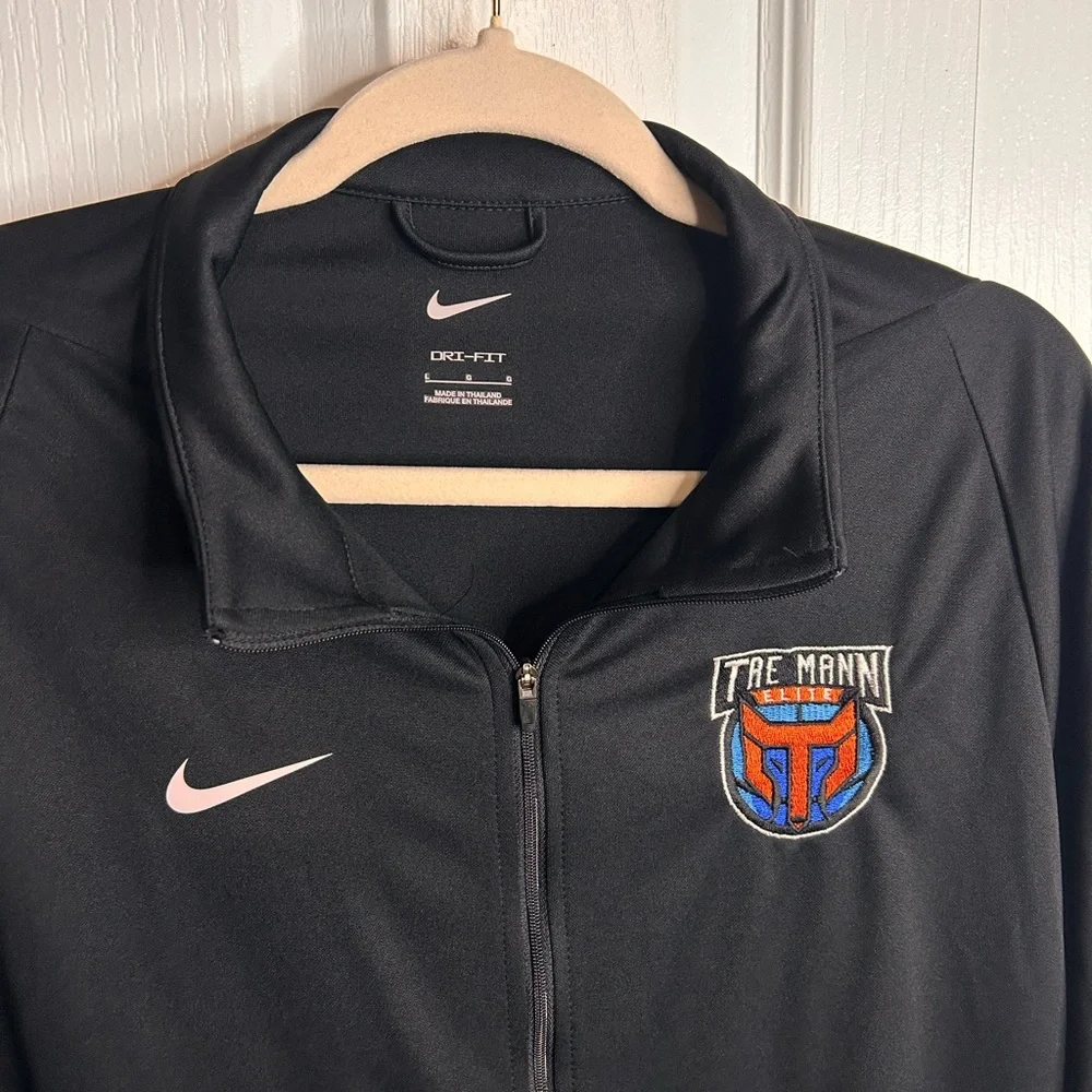 Nike sleek black